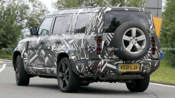 Land Rover вывел на тесты удлиненную версию внедорожника Defender нового поколения